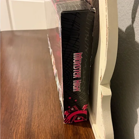 monster high doll set with bright pink packaging - Picture 6 of 9